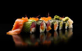 Роллы с красной рыбой и икрой на черном фоне