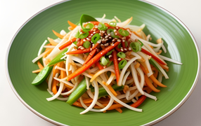 Салат из свежих натертый овощей на зеленой тарелке