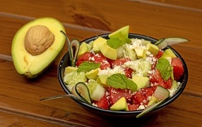 Салат с авокадо, помидорами и огурцами
