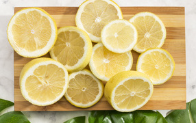 Разделочная доска с нарезанным лимоном