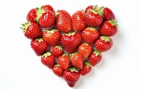 Сердце из вкусной красной клубники на белом фоне