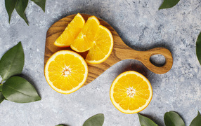 Апельсин на разделочной доске кусочками