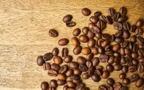 Жареные кофейные зерна на деревянном столе