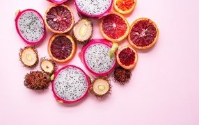 Тропические фрукты на розовом фоне