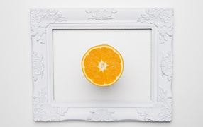 Белая рамка для фото с половиной апельсина