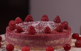 Ягодный торт с малиной на столе