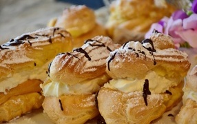 Эклеры со взбитым кремом