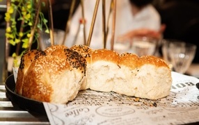 Ароматные булочки в кунжутом на столе в кафе