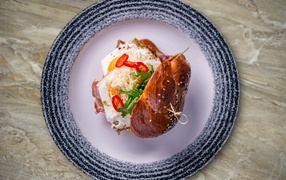 Бутерброд с ветчиной и овощами на тарелке