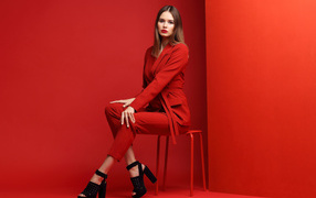 Девушка в красном костюме и черной обуви