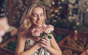 Девушка с букетом роз с закрытыми глазами