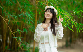 Улыбающаяся азиатка с венком на голове