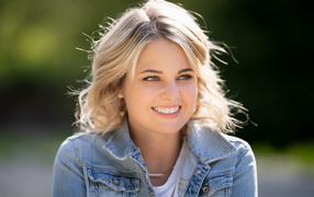 Улыбающаяся блондинка с красивыми белыми зубами