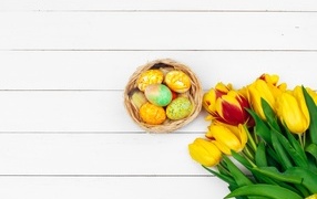 Букет тюльпанов с крашеными яйцами на Пасху