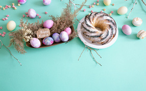 Пасхальный кулич с яйцами на голубом фоне