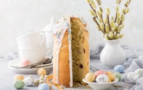 Ветки вербы на столе с куличом и яйцами на праздник Пасха