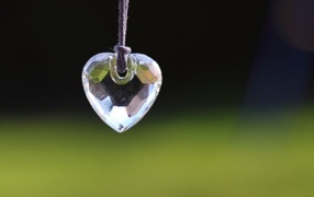 Хрустальное сердце на веревке