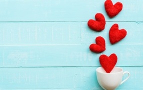 Чашка с сердечками на голубом фоне