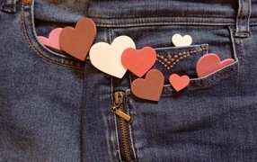 Маленькие красные сердечки в карманах джинсов