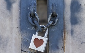 Замок с красным сердцем на цепи