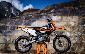 Мотоцикл КТМ 300 эндуро на фоне гор