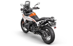 Вид сзади на мотоцикл KTM 890 Adventure на белом фоне