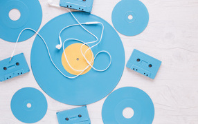 Голубые пластинки и кассеты на белом фоне