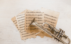 Труба и старые ноты на столе