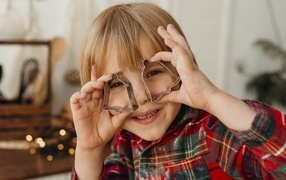 Ребенок с формочками для печенья в руках