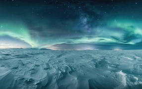 Полярное сияние над арктической снежной пустыней