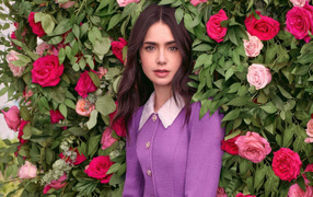 Актриса Лили Коллинз стоит у цветов