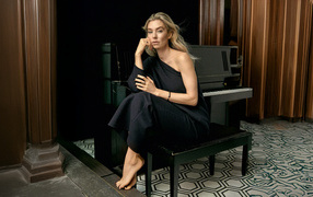 Актриса Ванесса Кирби  сидит у пианино