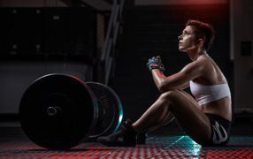 Спортивная сильная девушка со штангой