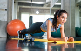 Спортивная девушка делает планку в спортзале