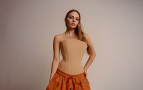 Молодая актриса Дафни Кин на сером фоне