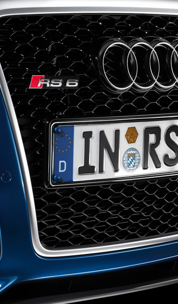 Автомобиль Audi A4 вид спереди