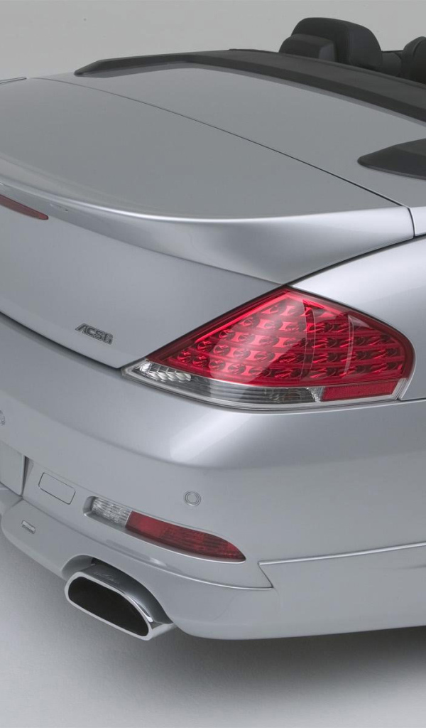 Автомобиль BMW 645 вид сзади