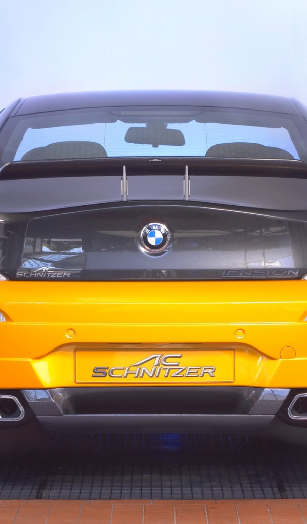 Автомобиль BMW вид сзади