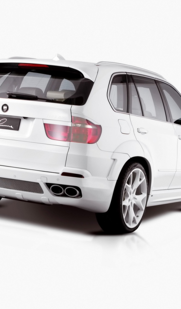 Белый БМВ Lumma