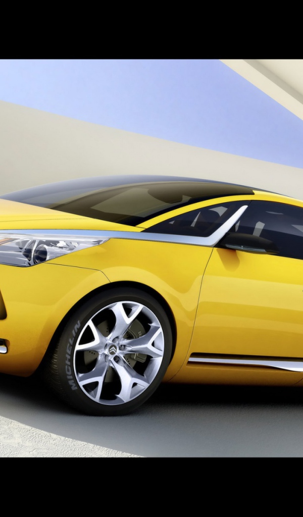 Желтый Citroen 2005