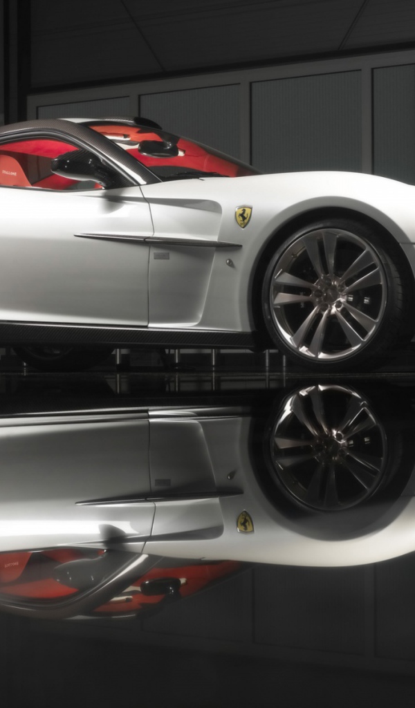 Белый Ferrari 599 GTB вид сбоку