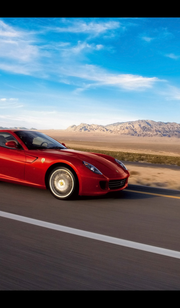 Автомобиль Ferrari GTB 599 на скорости