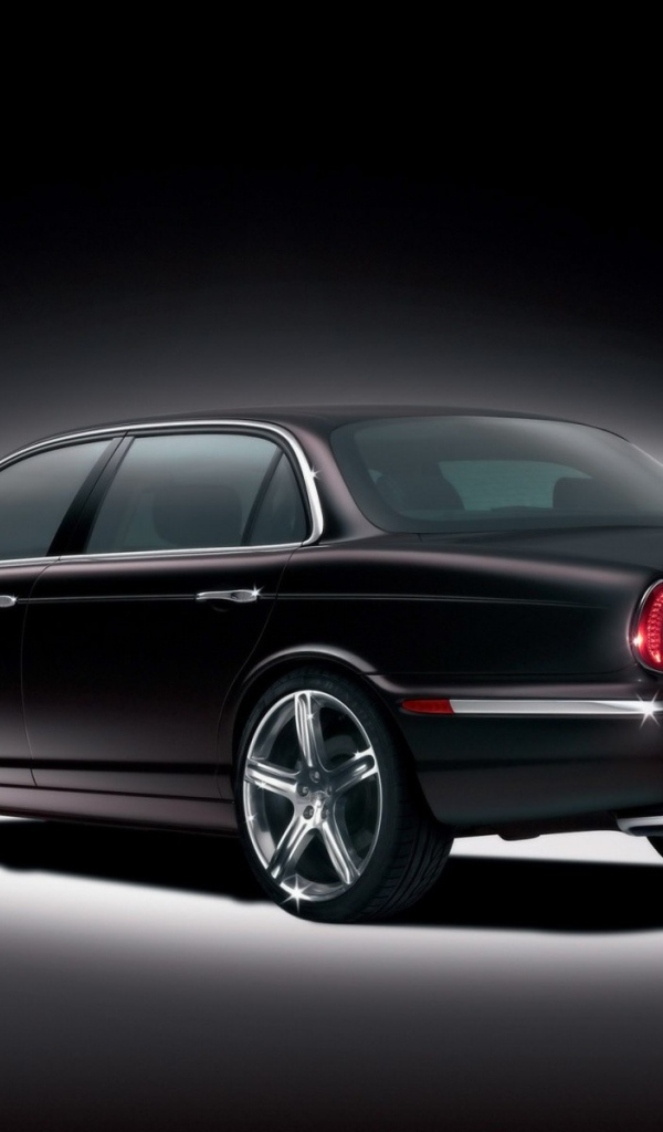 Мощный Jaguar V8