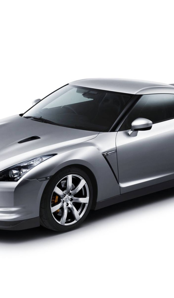 Серебристый Nissan GT