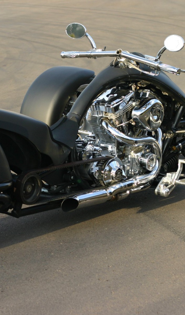 Черный трицикл