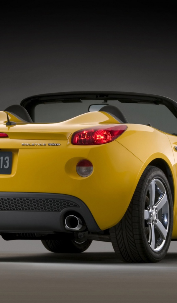 Желтый Pontiac Solstic