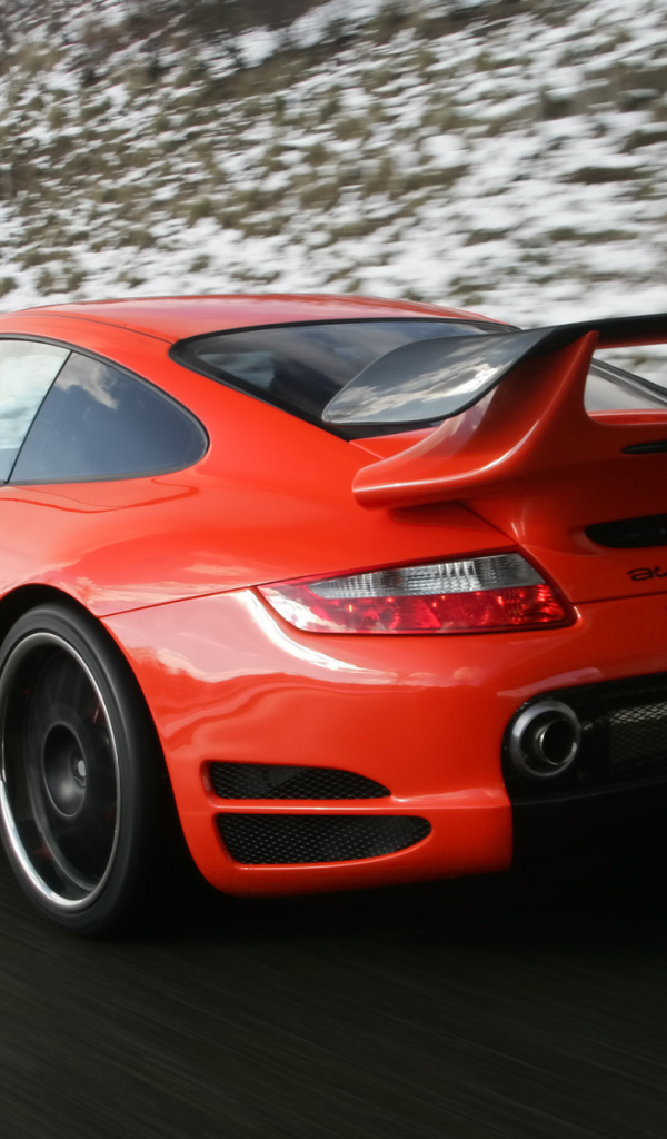 Красный Porsche на зимней дороге