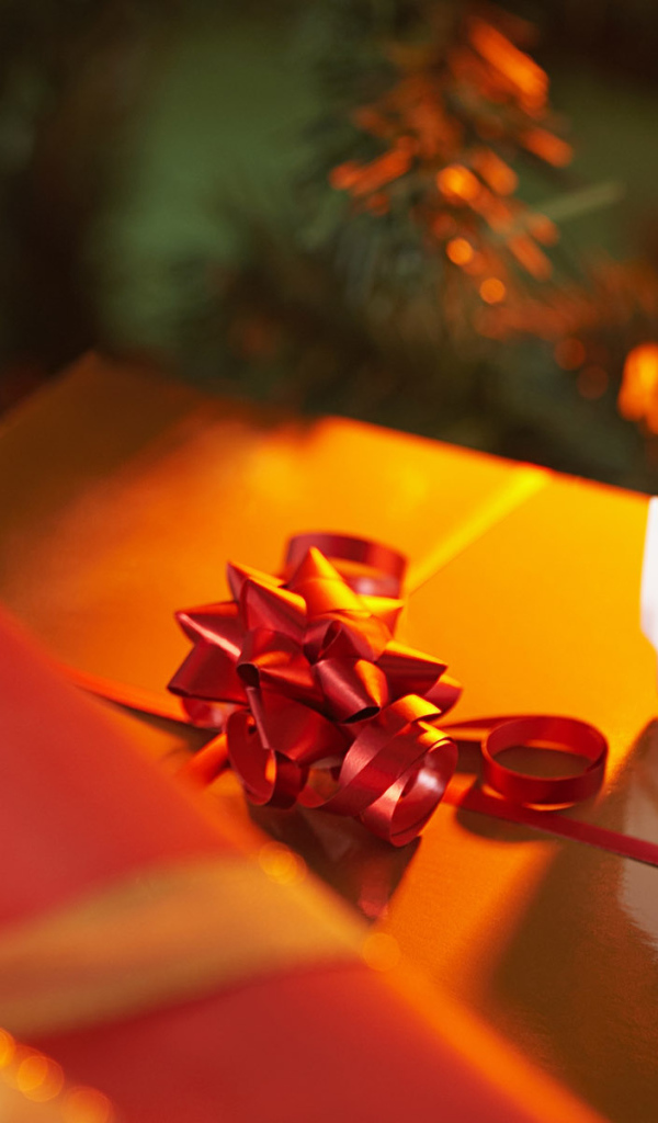 Подарочки под елкой