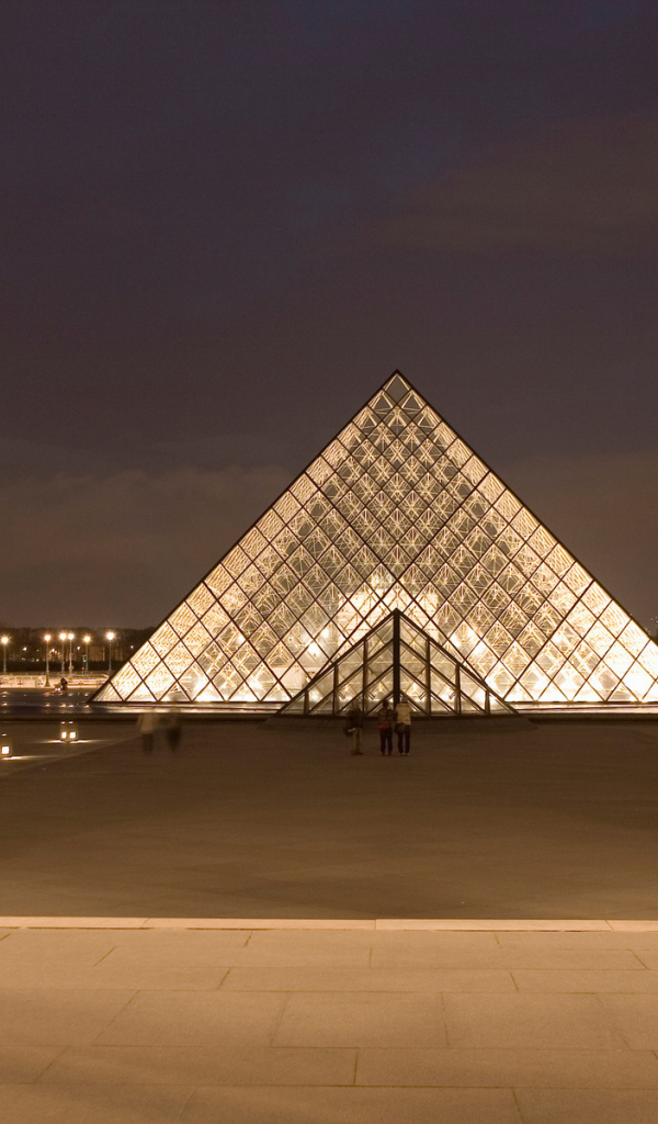Пирамида Лувра