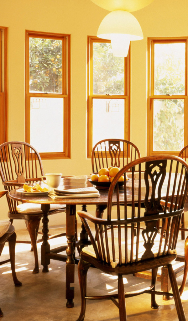 Столовая с хорошим освещением